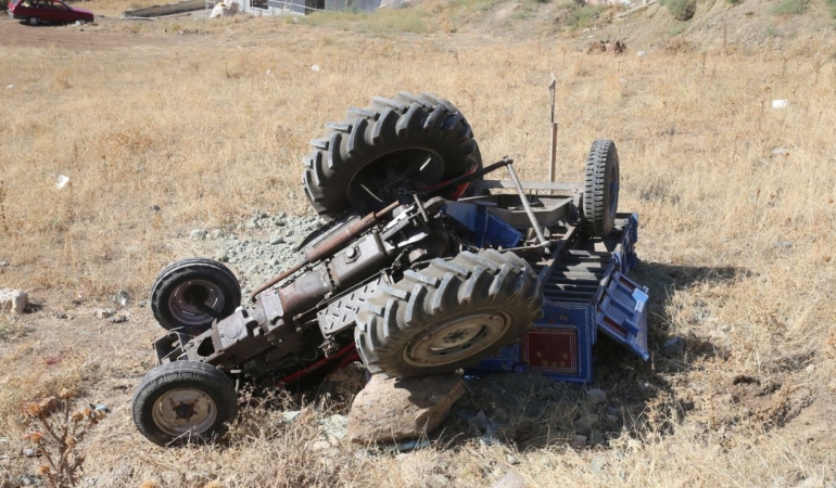 Devrilen traktördeki 2 kişi yaralandı