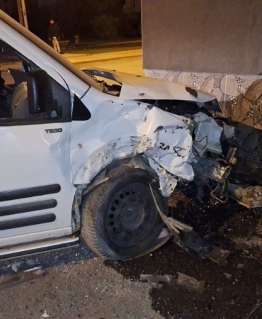 iki-hafif-ticari-aracin-carpistigi-kazada-1-kisi-yaralandi