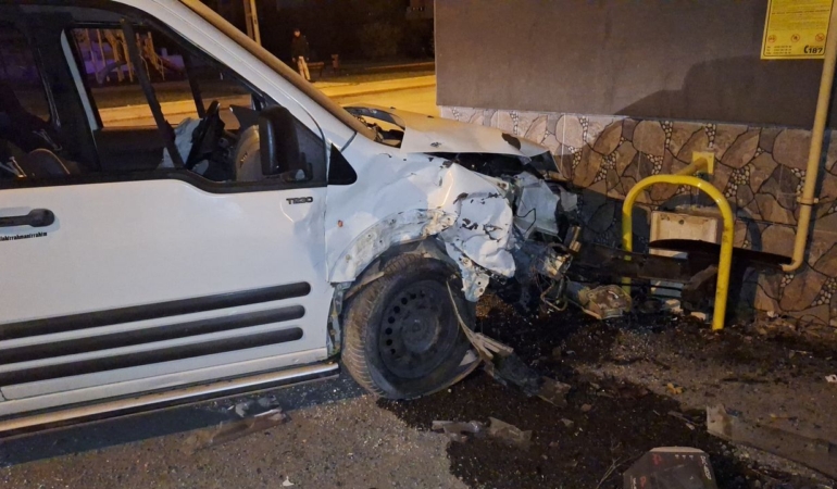 İki hafif ticari aracın çarpıştığı kazada 1 kişi yaralandı