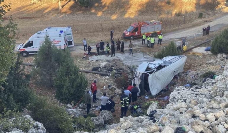 İşçi servisi devrildi: 5 ölü, 14 yaralı