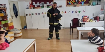 itfaiye-haftasi-nedeniyle-fatih-ilkokulu-anasinifi-ogrencilerine-itfaiyecilik-hakkinda-bilgi-edi-2