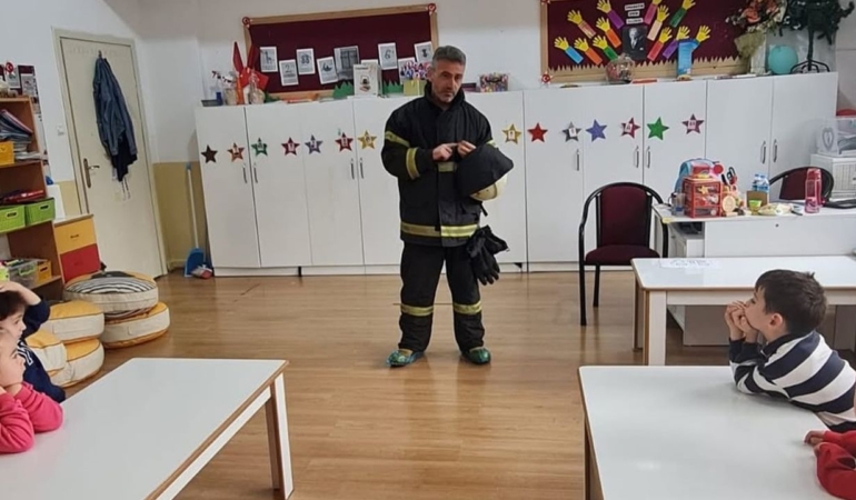İtfaiye ekibi anaokullu miniklerle buluştu