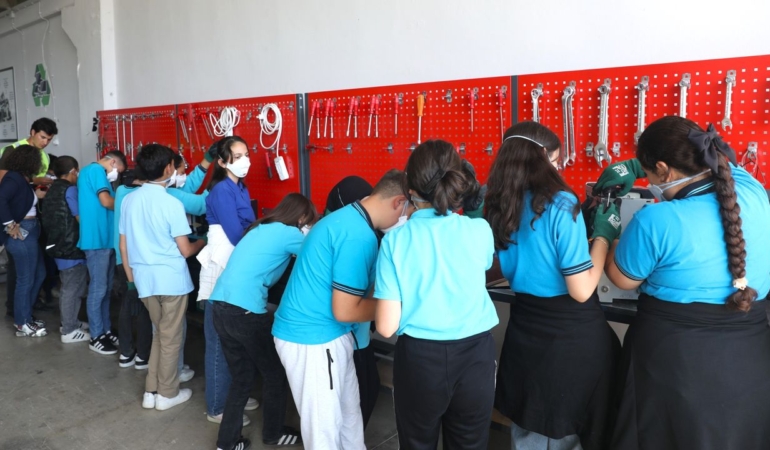 Minik öğrenciler geri dönüşümü keşfetti