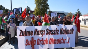 ogrencileri-israilin-kuresel-sumud-filosuna-saldirilarini-protesto-etti
