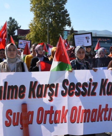 ogrencileri-israilin-kuresel-sumud-filosuna-saldirilarini-protesto-etti