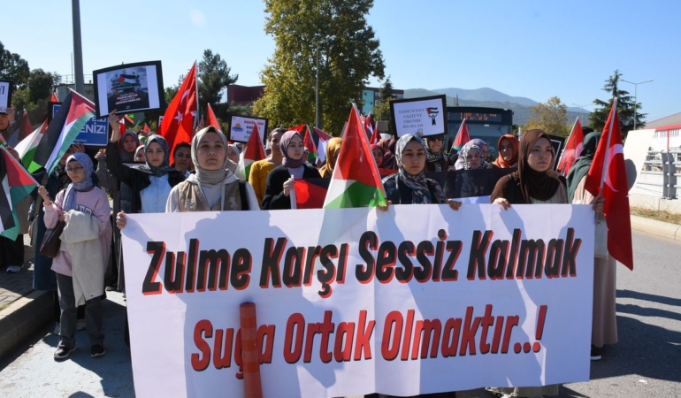 Öğrencileri İsrail’in Küresel Sumud Filosu’na saldırılarını protesto etti