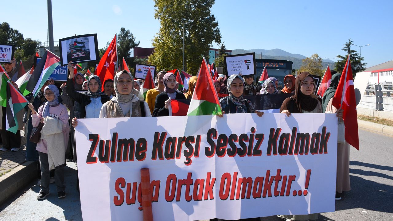 ogrencileri-israilin-kuresel-sumud-filosuna-saldirilarini-protesto-etti