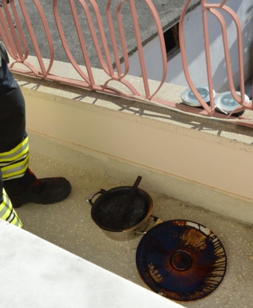 samsunda-ocakta-unutulan-tencere-ekipleri-teyakkuza-gecirdi