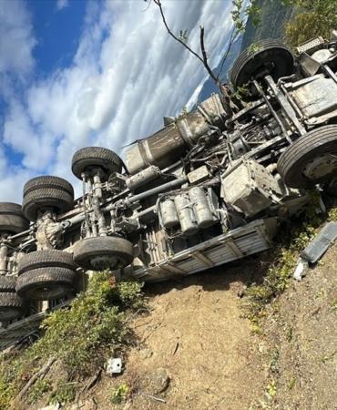 sarampole-devrilen-kamyonun-surucusu-oldu