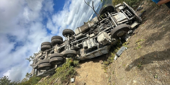 sarampole-devrilen-kamyonun-surucusu-oldu