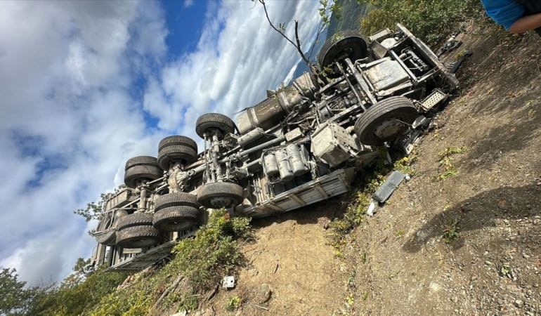 Şarampole devrilen kamyonun sürücüsü öldü