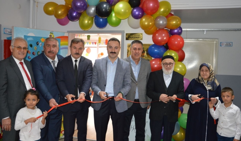 Vefat eden eşi adına ana sınıfını yeniledi.