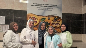 yurtta-kalan-kiz-ogrenciler-mutfak-atolyesinde