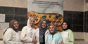 yurtta-kalan-kiz-ogrenciler-mutfak-atolyesinde