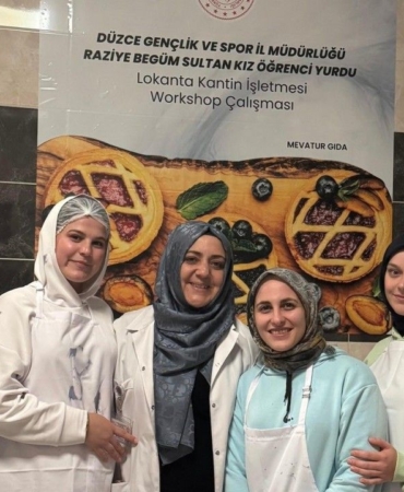 yurtta-kalan-kiz-ogrenciler-mutfak-atolyesinde