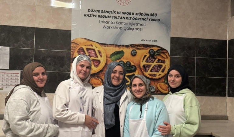 Yurtta kalan kız öğrenciler mutfak atölyesinde