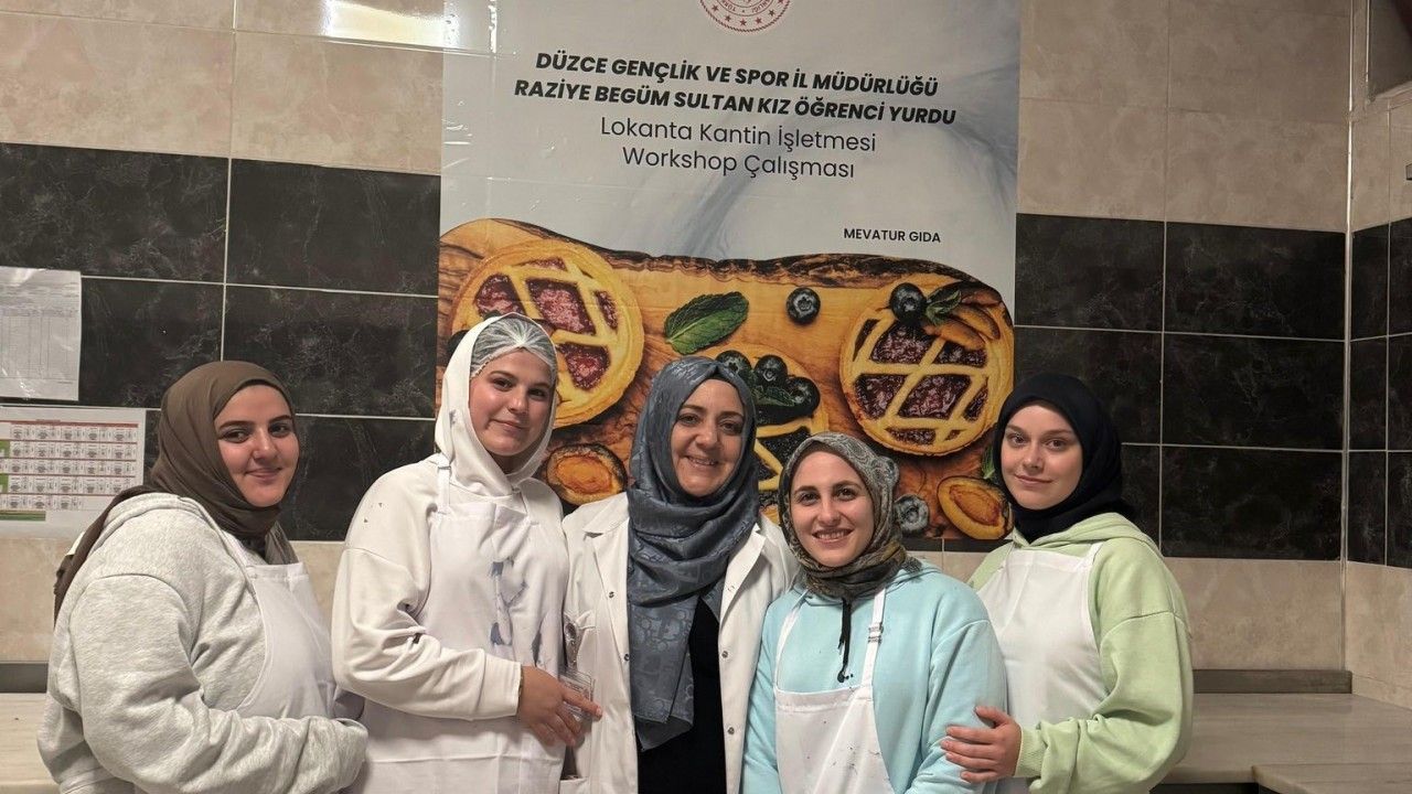 yurtta-kalan-kiz-ogrenciler-mutfak-atolyesinde