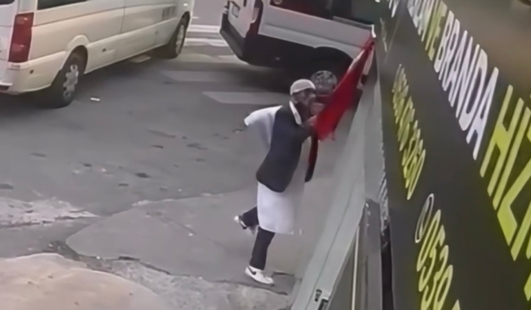 Türk bayrağını sökerek yere attı! Savunması pes dedirtti