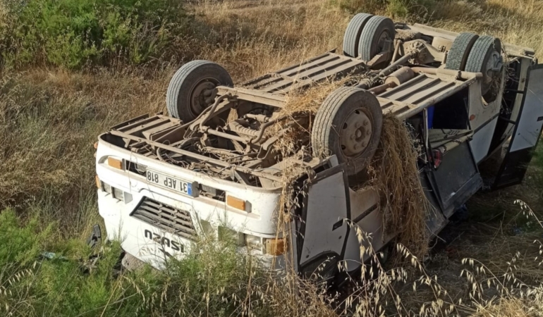 Tarım işçilerini taşıyan minibüs devrildi: 6’sı çocuk, 16 yaralı