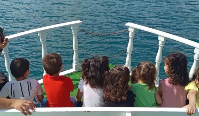 Çocuklara Neşeli Etkinlik: Tekne Turu ve Oyun