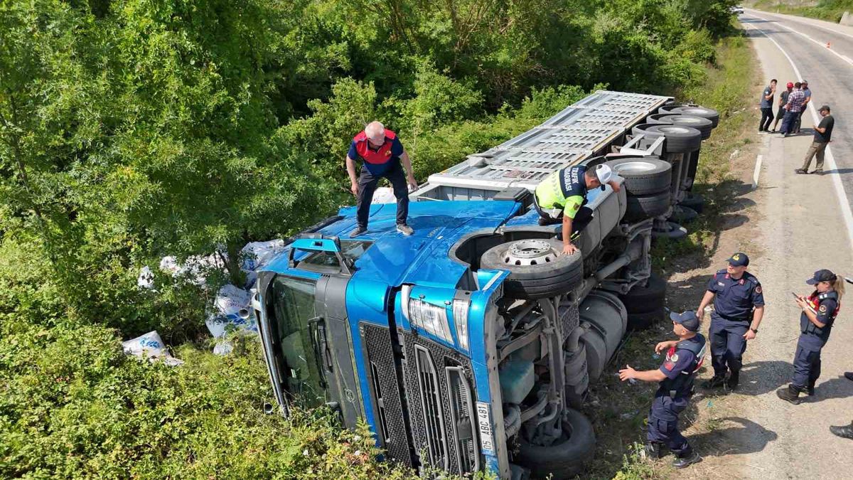Sinop'ta TIR Kazası: 3 Yaralı