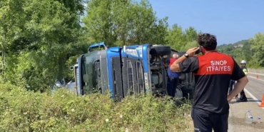 Sinop'ta Tır Devrildi: 3 Yaralı