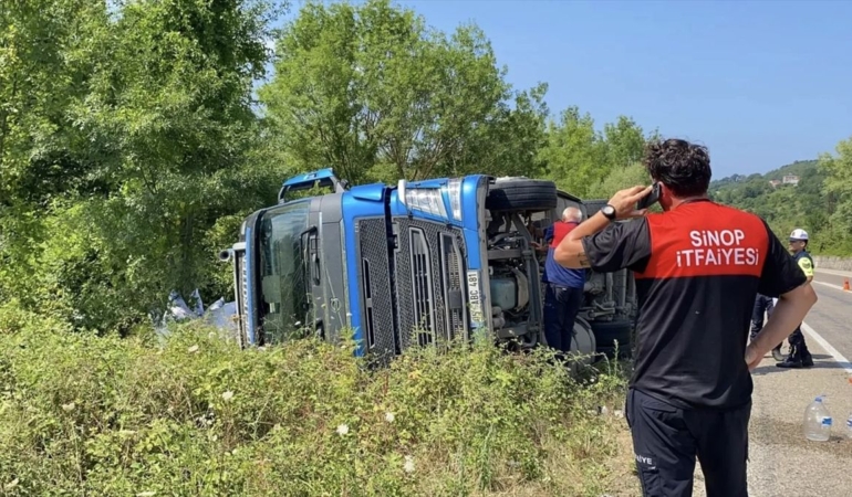 Sinop’ta Tır Devrildi: 3 Yaralı