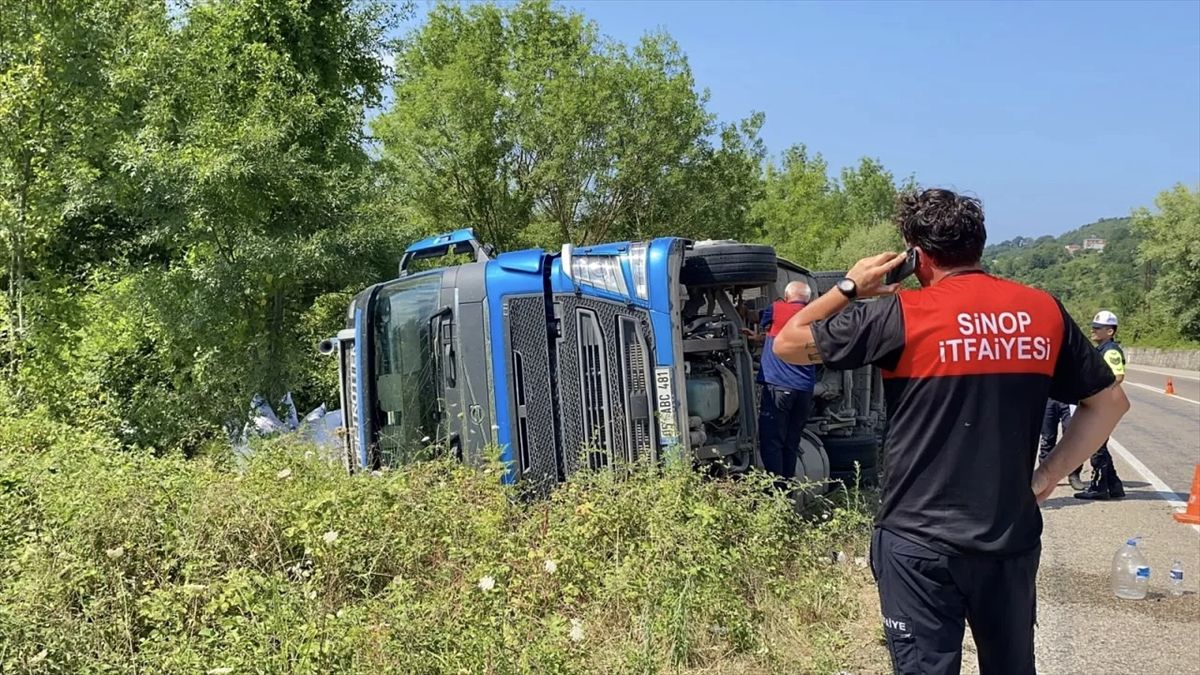 Sinop'ta Tır Devrildi: 3 Yaralı